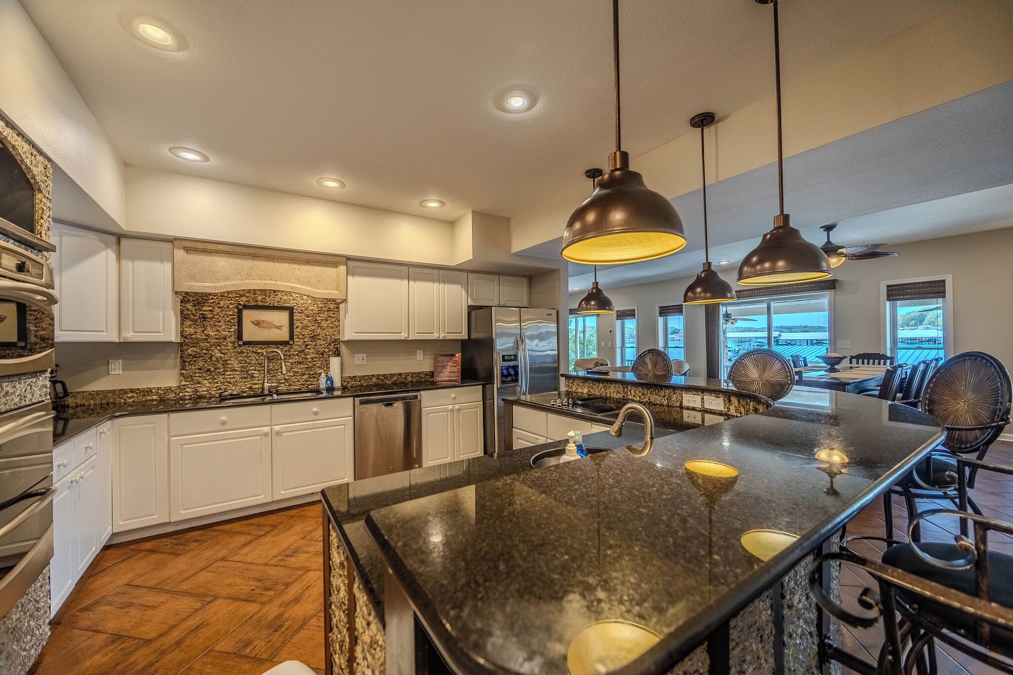 Kylskåp, mikrovågsugn, ugn och spishäll