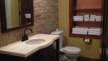 Regadera, secadora de cabello, toallas, jabón