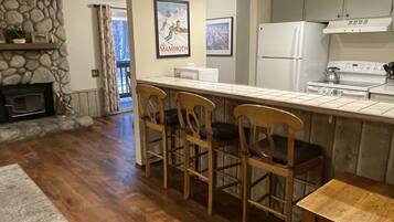 冰箱、微波炉、烤箱、炉灶