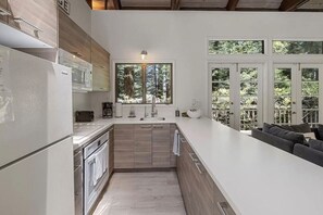 Jääkaappi, mikroaaltouuni, uuni, liesi