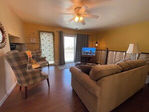 Smart-tv, een open haard en boeken