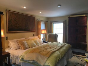 2 bedrooms, desk, iron/ironing board, WiFi