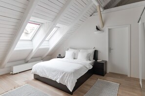 3 chambres, bureau, chambres insonorisées, fer et planche à repasser