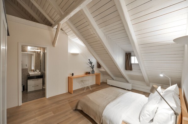 3 عدّة غرف نوم ومكتب وتجهيزات عازلة للصوت ومكواة/لوح كي