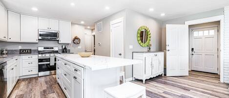 Køleskab, mikrobølgeovn, ovn, kogeplade