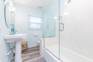 Combined shower/tub, hair dryer, towels, shampoo