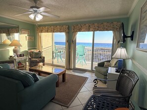 TV, videogames, DVD player, livros