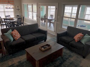 Una Smart TV, una chimenea, un futbolín, un reproductor estéreo