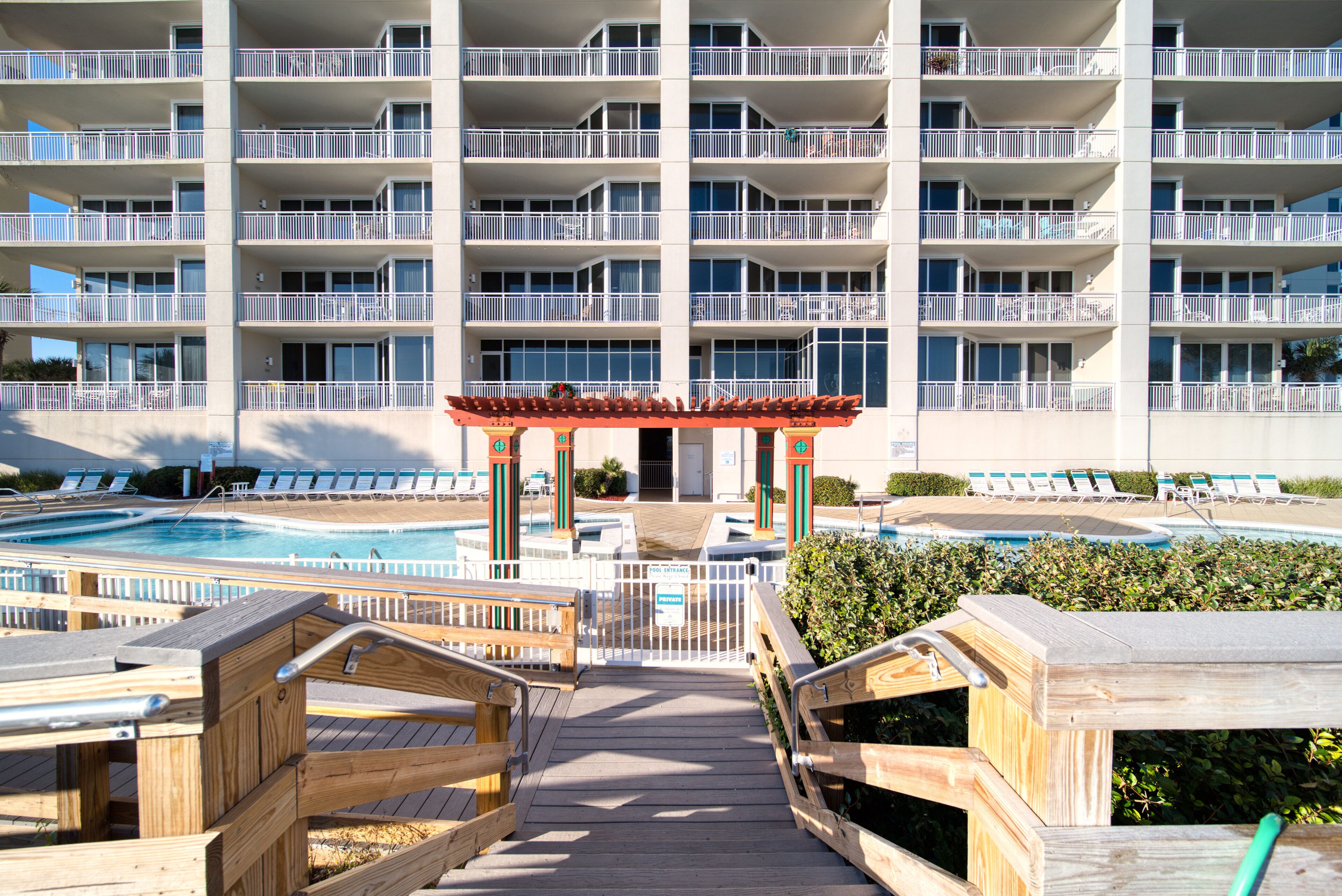 Alberca al aire libre y alberca climatizada