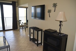 Interior - KITCHEN REMODELED, CEILINGS RETEXTURED, FRESH PAINT - JULY 20-24 RATES REDUCED (Orange Beach)