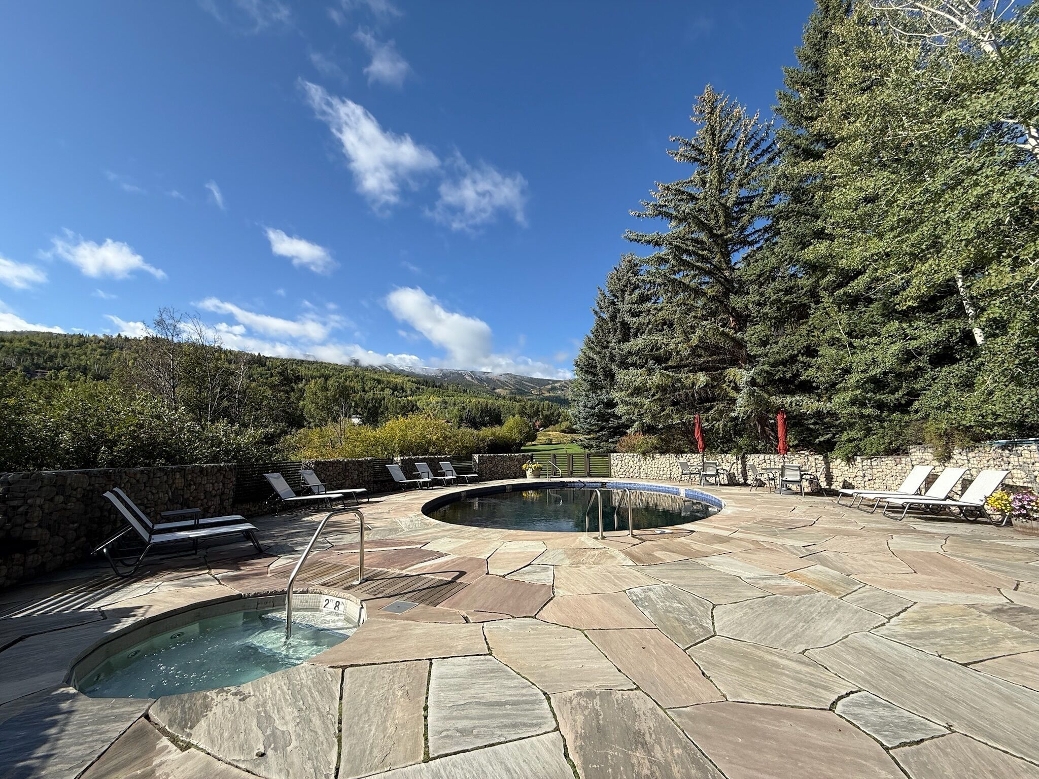 حمّام سباحة خارجي، حمّام سباحة مُدفَّأ