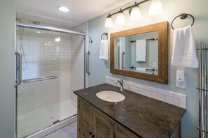 Hair dryer, towels - White Oak Cottage-Walk to Downtown Black Mountain (Black Mountain)