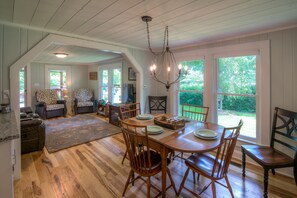 Dining - White Oak Cottage-Walk to Downtown Black Mountain (Black Mountain)