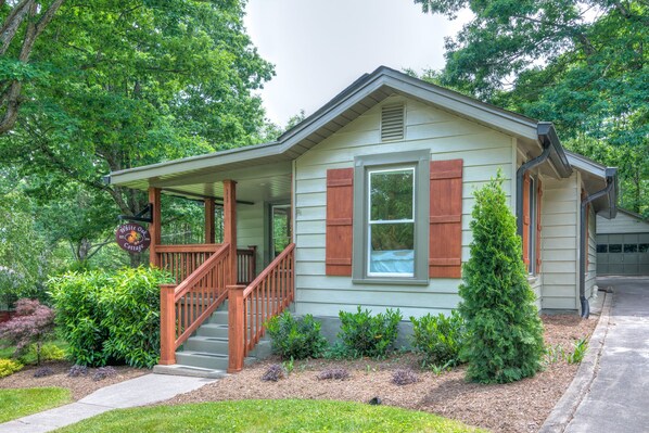 Exterior detail - White Oak Cottage-Walk to Downtown Black Mountain (Black Mountain)