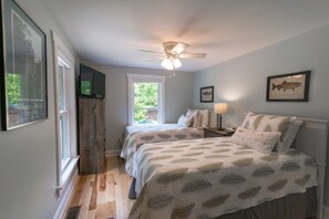 2 bedrooms, iron/ironing board, free WiFi, bed sheets - White Oak Cottage-Walk to Downtown Black Mountain (Black Mountain)