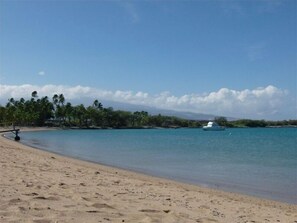 På stranden, solsenger og strandhåndklær