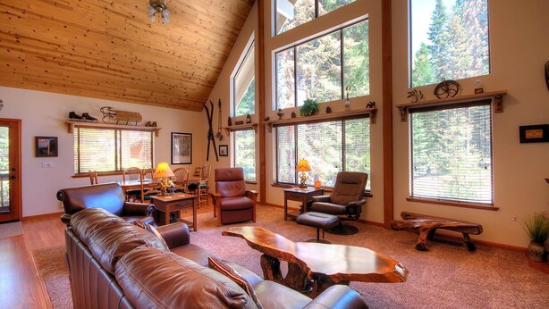 A spacious living room with a high ceiling, large windows, and a cozy seating area. - Mystic Views (Yosemite National Park)