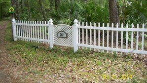 A white picket fence with a mailbox and a house number 267. - Relax on a Beautiful River in a Natural Florida Setting (Tallahassee)