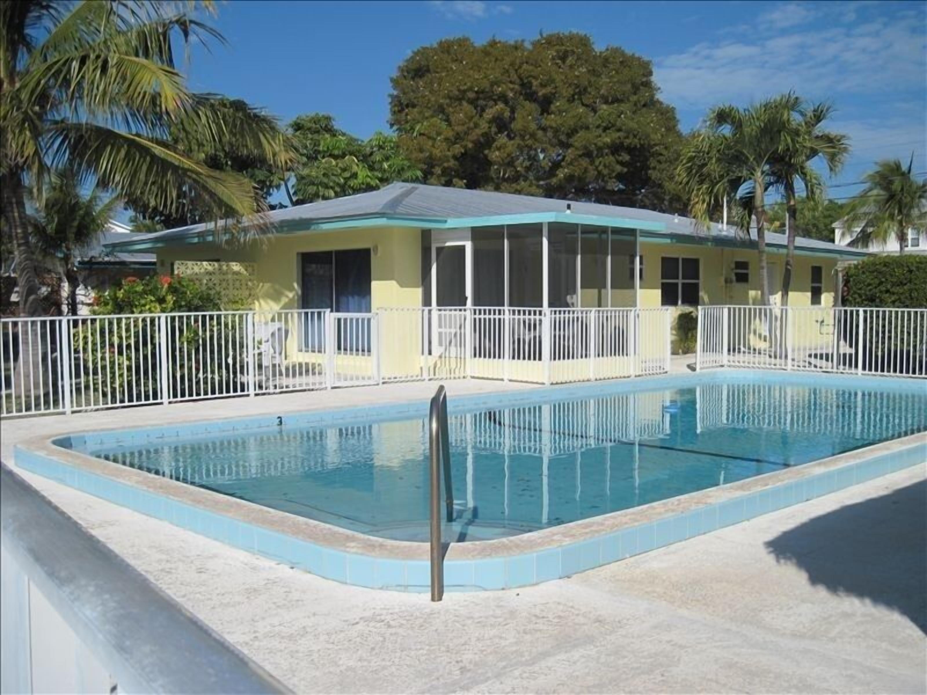  2/2 Duplex, Pool,Tiki Hut, Duck Key Clean wide Canal