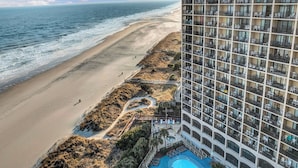Un hotel moderno con vista sulla spiaggia e sull'oceano.