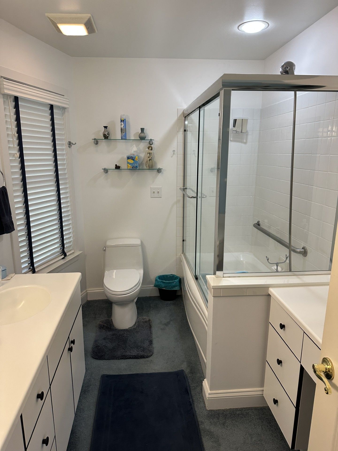 Een badkamer met toilet, douchecabine, bad en wastafel.