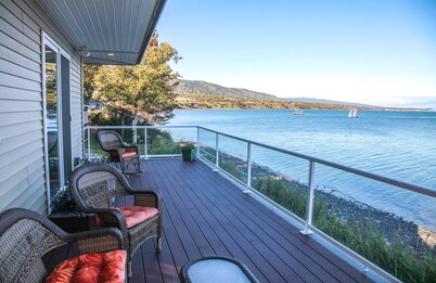 Seafarer's Beach House Beach Front Property, Amazing Views!