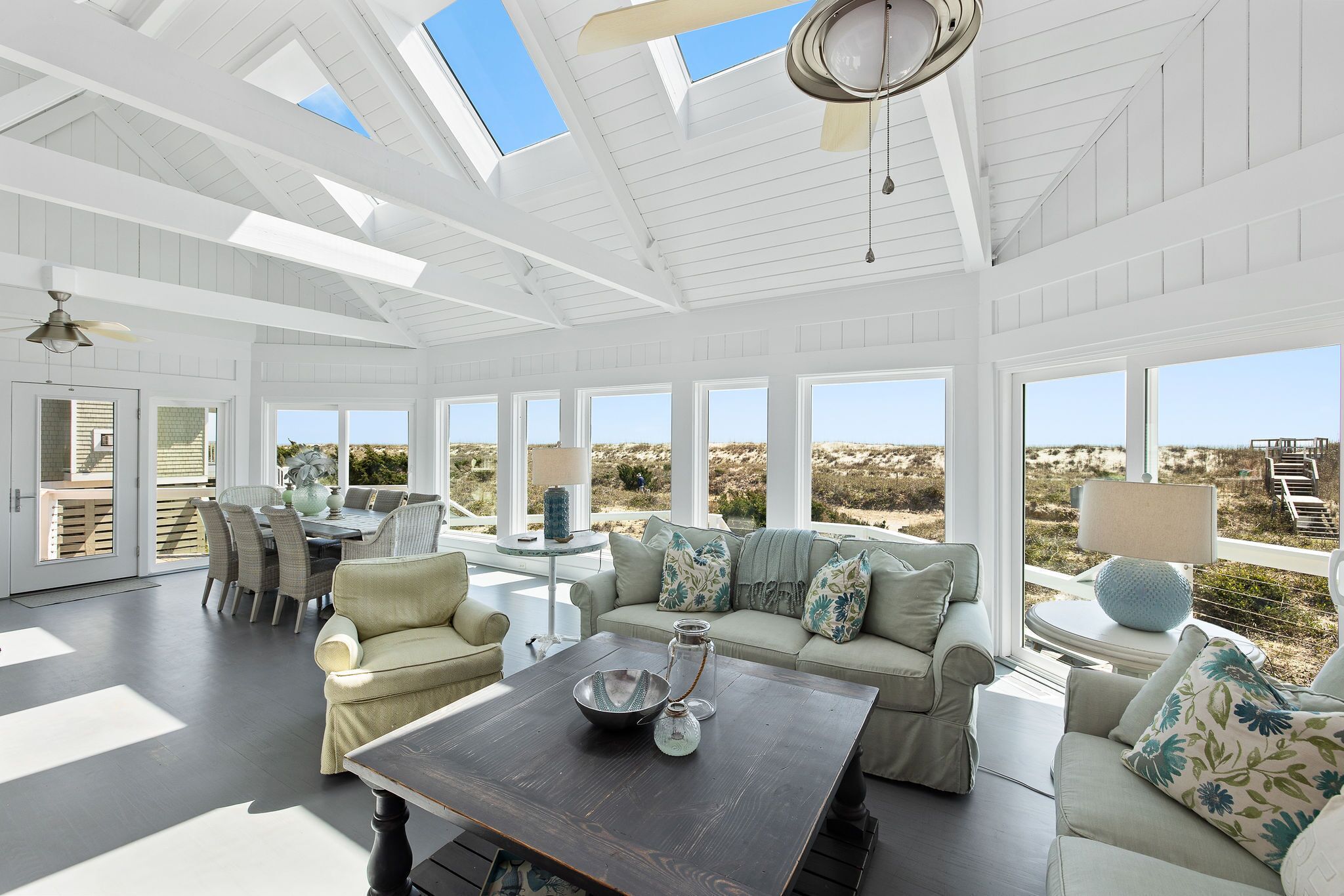 Flatskjerm-TV, peis, DVD-spiller og bøker