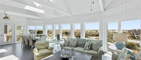 Télévision à écran plat, cheminée, lecteur de DVD, livres