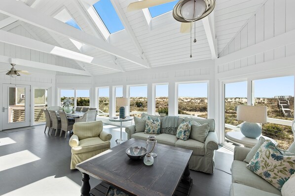 Télévision à écran plat, cheminée, lecteur de DVD, livres