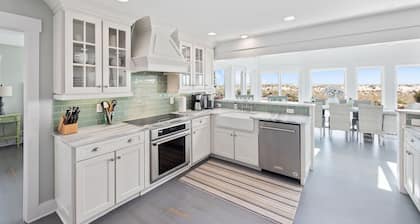 Stunning Oceanfront - Expansive Views - Central Location near Market & BHI Club