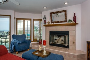 Flatskjerm-TV, peis, DVD-spiller og bøker