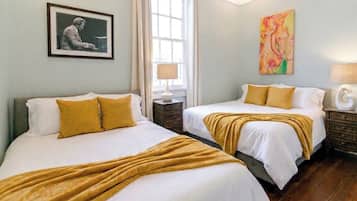 5 bedrooms, desk, iron/ironing board, travel crib