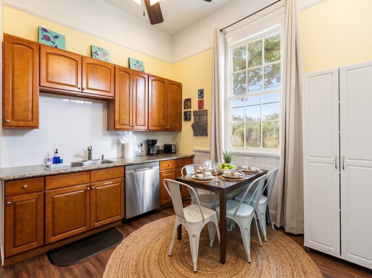 Coffee/tea maker, fridge, microwave, oven