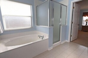 Ensemble douche/baignoire, sèche-cheveux, serviettes fournies