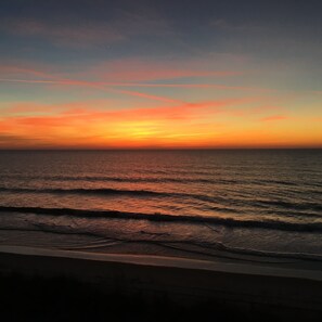On the beach - One Ocean Place - Direct Oceanfront (Garden City)