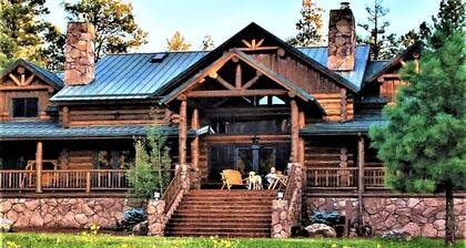 Ylellinen Cabin sisällä yksinomainen Hidden Meadow Ranch