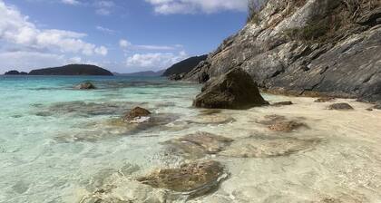 Relaxing & peaceful family friendly getaway with pool, AC, stunning views!