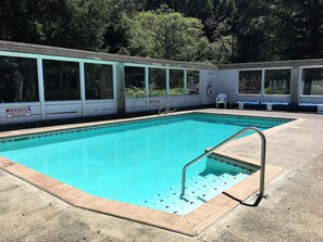 Een verwarmd zwembad