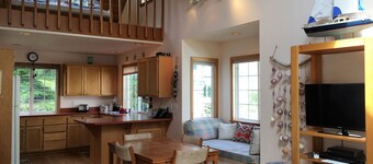 Quiet, easy walk to town or beach. Family and pet friendly