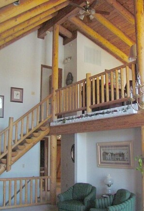 Interior - 3200 Square Foot Log Home Near Branson! (Hollister)
