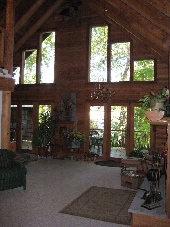 Interior - 3200 Square Foot Log Home Near Branson! (Hollister)