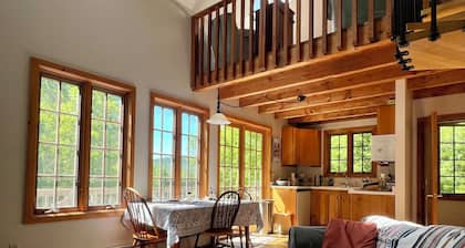 Kaunis lomamökki näköalalla Newfane, Vermont, lähellä Mt. Lumi