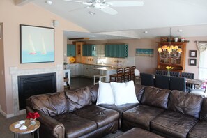 Smart TV, DVD player, stereo - 5 Star Harvey Cedars Oceanside with Heated Pool (Harvey Cedars)