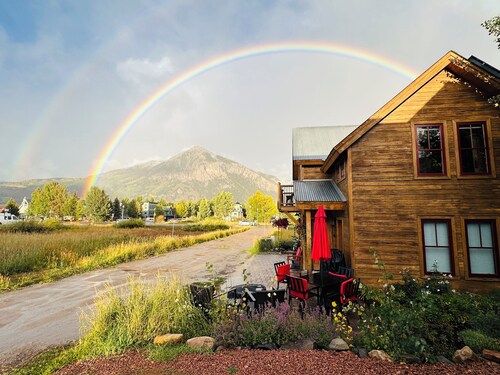 Luxury Chalet - Amazing Mtn Views • Steam Shower • 2 Blks to Elk • Dog Friendly