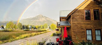 Luxury Chalet - Amazing Mtn Views • Steam Shower • 2 Blks to Elk • Dog Friendly