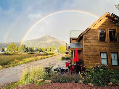 Luxury Chalet - Amazing Mtn Views • Steam Shower • 2 Blks to Elk • Dog Friendly