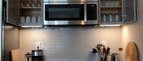 Refrigerador, microondas, horno y parrilla de estufa