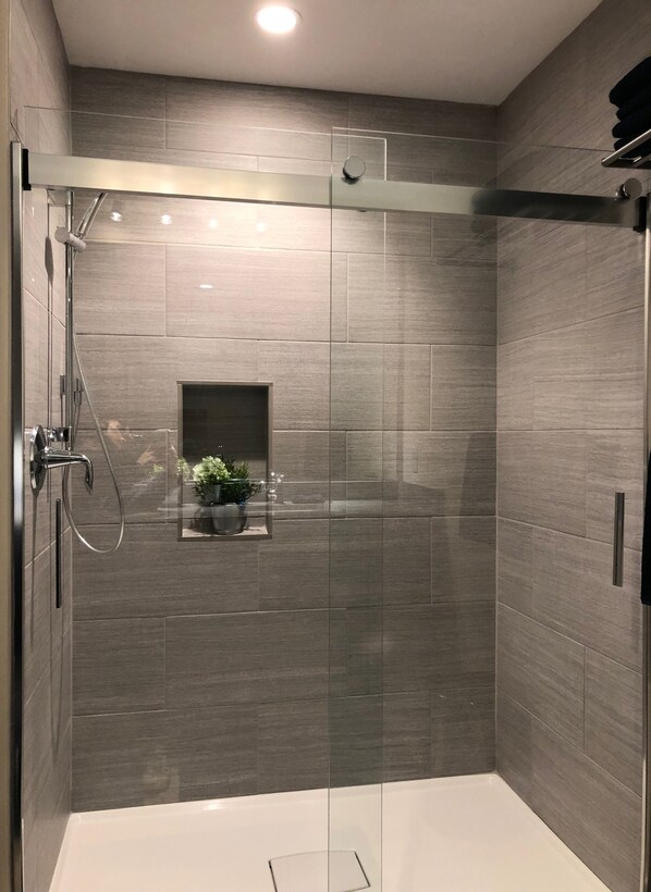 Dusche, Haartrockner, Handtücher, Seife