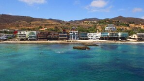 Plage, chaises longues, serviettes de plage