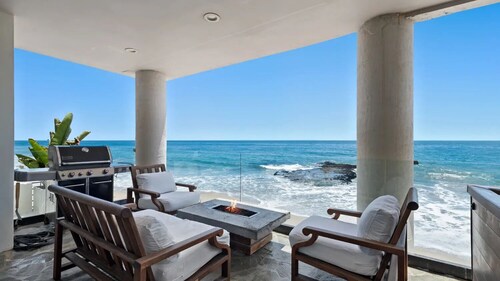"Unrivaled Luxury at Premier Beachfront Getaway: Private Beach Access"